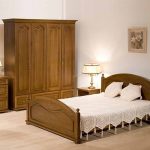 Chambre confortable avec des meubles en chêne