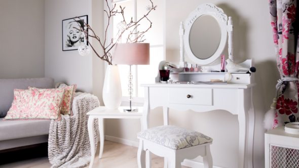 Quarto aconchegante com penteadeira