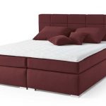 L'option d'un beau lit avec un dos bordeaux doux