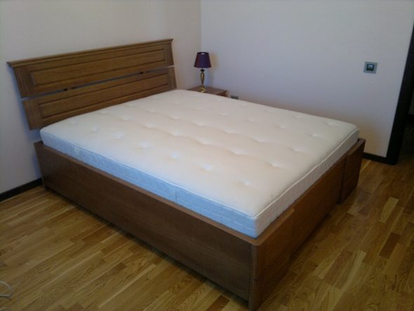 Lit en bois haut
