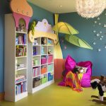 Étagère lumineuse pour les livres et les jouets dans la crèche