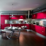 Cuisine moderne lumineuse avec différents types d'éclairage