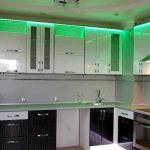 Des lumières vives qui ajoutent de l'originalité à la cuisine