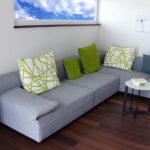 Coussins de canapé vert comme des accents lumineux