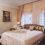 Lit d'or à l'intérieur par la fenêtre