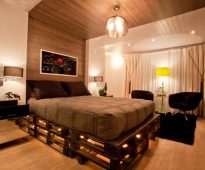 Lit de palettes en bois à l'intérieur