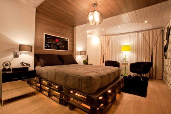 Lit de palettes en bois à l'intérieur