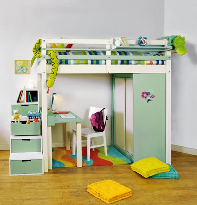 Lit grenier dans la chambre de bébé
