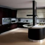 L'intérieur original de la cuisine dans le style hi-tech
