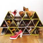 boîte à chaussures en carton dans le couloir