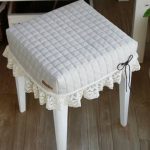 couverture sur le tabouret photo