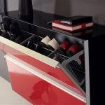 boîte à chaussures rouge et noir dans le couloir