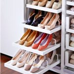 boîte à chaussures avec étagères coulissantes