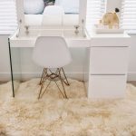 coiffeuse sur un tapis de fourrure
