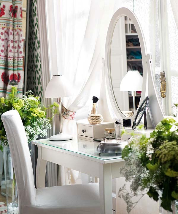 table de maquillage avec miroir