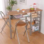 Bar comptoir avec étagères et chaises hautes