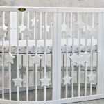 Lit en bois blanc avec étoiles