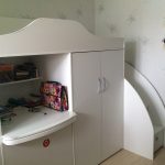 Mobilier blanc dans le coin de la pièce