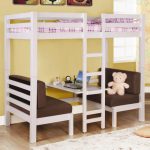 Lit mezzanine blanc avec tables et chaises en bas