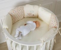 Lit rond blanc de pin