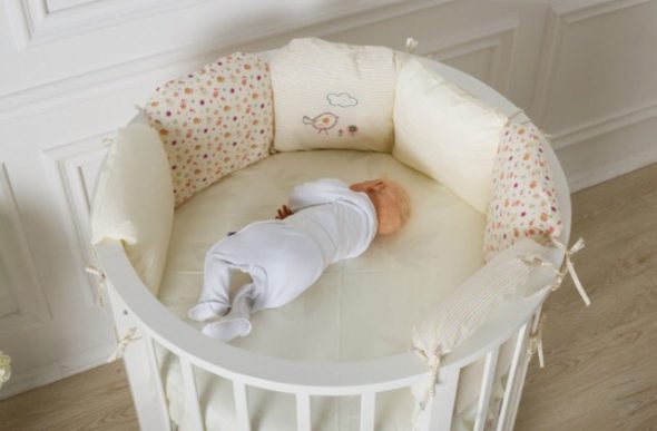 Lit rond blanc de pin