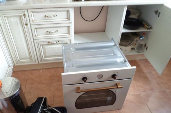 Cozinha branca com uma caixa pronta para aparelhos