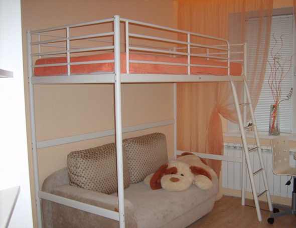 Lit mezzanine en métal blanc à l'intérieur de la pièce