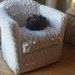 Chaise blanche comme neige avec partie extérieure tricotée