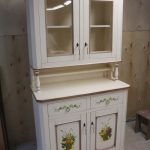Buffet blanc pour les plats de leurs propres mains