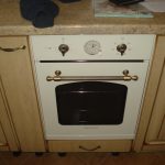 Forno branco na cozinha