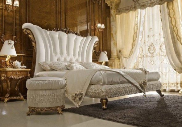 Intérieur de chambre en blanc et couleurs moutarde