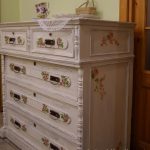 Commode blanche utilisant la technique de découpage