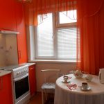 Table ronde blanche dans la cuisine lumineuse