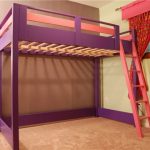 Grand lit lilas avec espace libre en bas