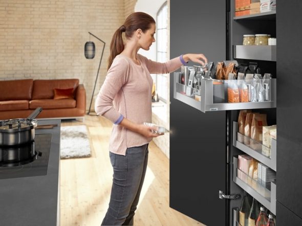 Grande armoire haute dans la cuisine pour le stockage