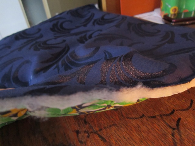 coudre une taie d'oreiller sur le tabouret