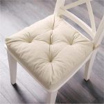taie d'oreiller sur le tabouret