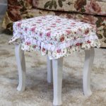 cas sur un tabouret avec de la dentelle