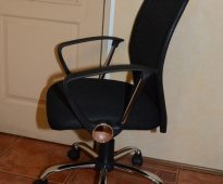 Chaise de bureau noire