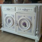 Découper des meubles avec des fragments de lavande dans le style de la Provence
