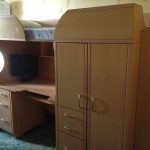 Lit en bois avec bureau et armoire