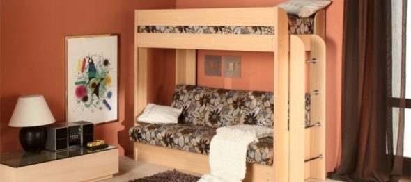 Lit en bois à l'intérieur
