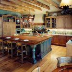 Cuisine ancienne en bois avec une île au milieu
