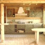 Cuisine en bois dans une maison en bois