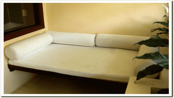 Banc en bois sur le balcon avec placage