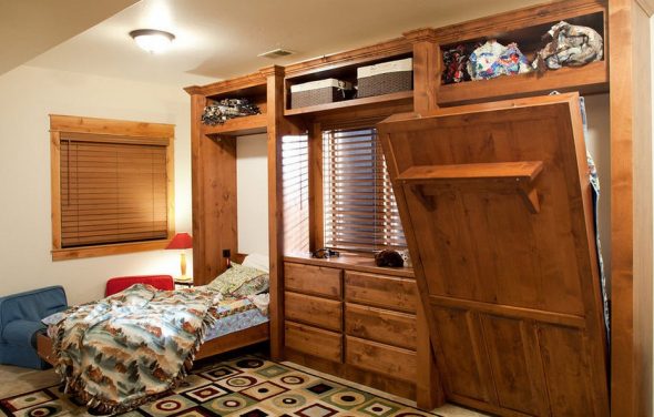 Mur en bois avec deux lits pliants