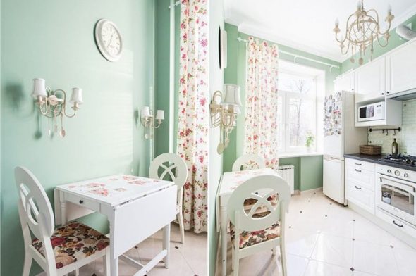 Table de transformation en bois blanc