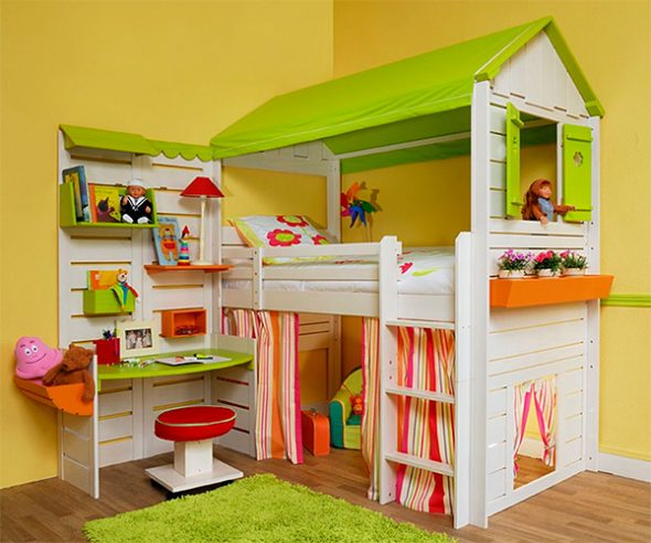 Houten huis met een bed en een tafel