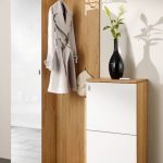 Armoire en bois dans le couloir