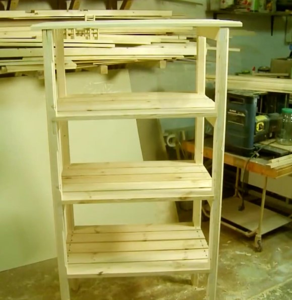étagères en bois prêt